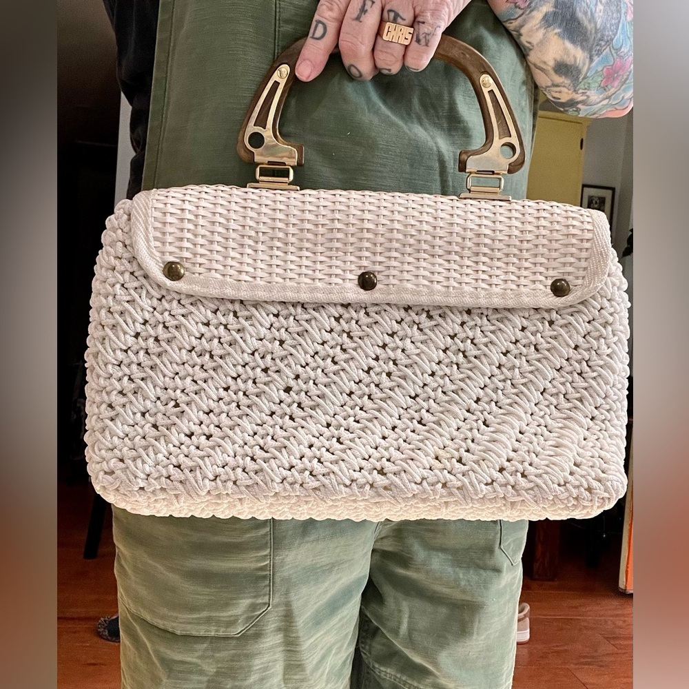 Rattan raffia woven crochet white 60โs kitschy mod purse with brass hardware - Picture 3 of 11
